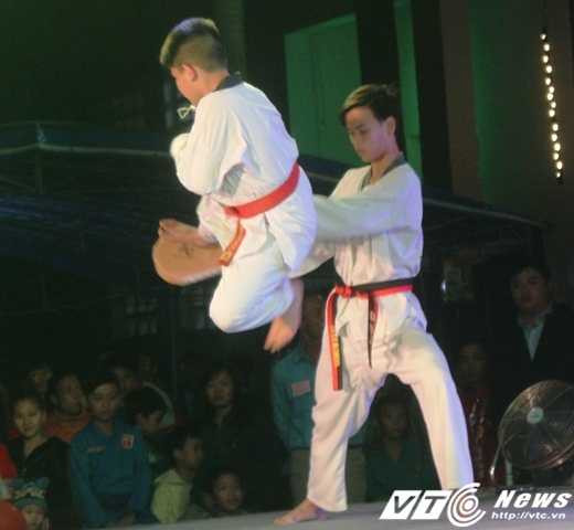 Màn Taekwondo đặc sắc của các em thiếu nhi xứ Huế.
