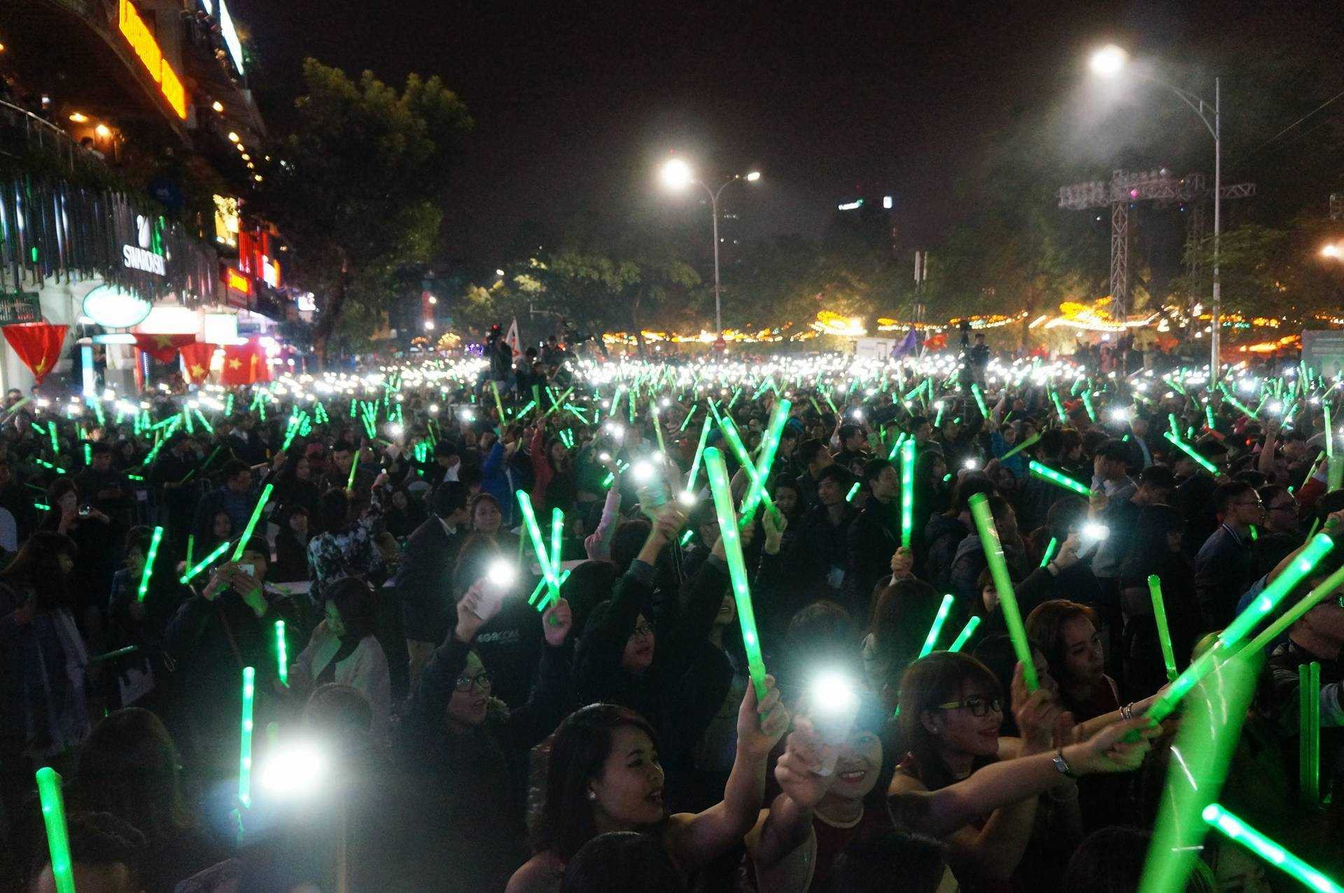 Cả nước lung linh ánh sáng, rộn ràng âm nhạc đón năm mới 2016