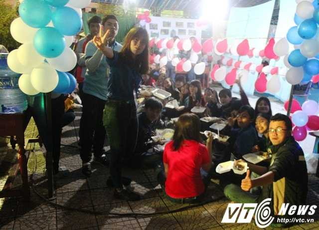 Cả nước lung linh ánh sáng, rộn ràng âm nhạc đón năm mới 2016