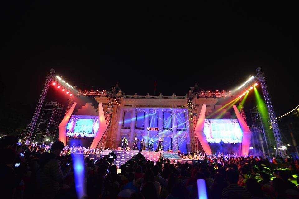 Cả nước lung linh ánh sáng, rộn ràng âm nhạc đón năm mới 2016