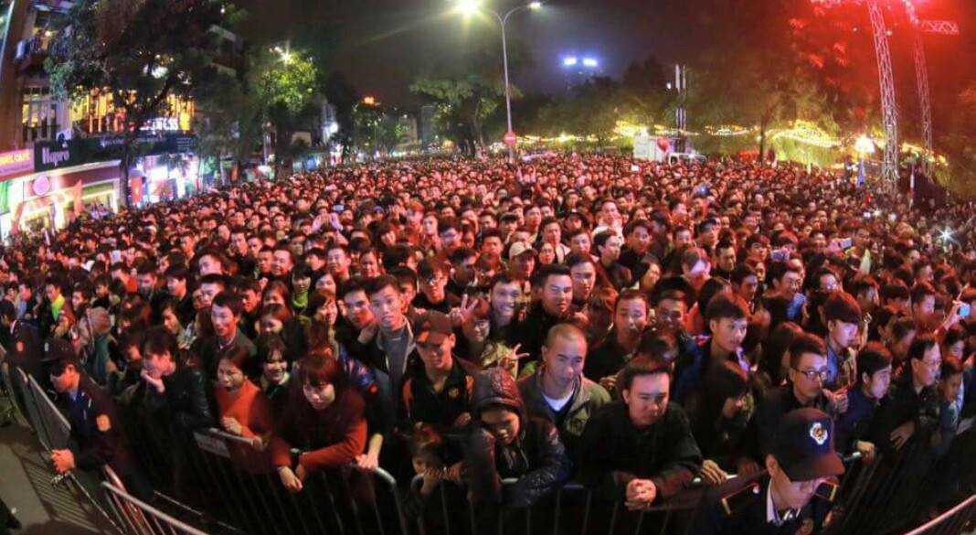 Cả nước lung linh ánh sáng, rộn ràng âm nhạc đón năm mới 2016