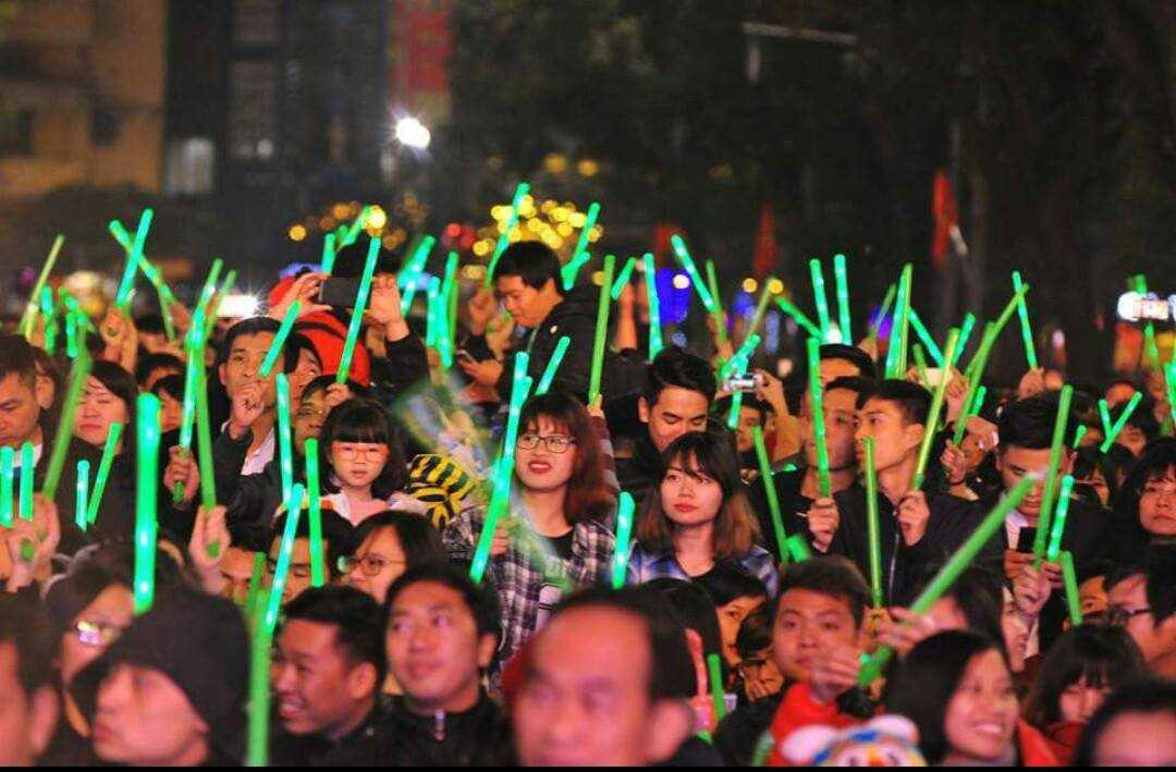 Cả nước lung linh ánh sáng, rộn ràng âm nhạc đón năm mới 2016