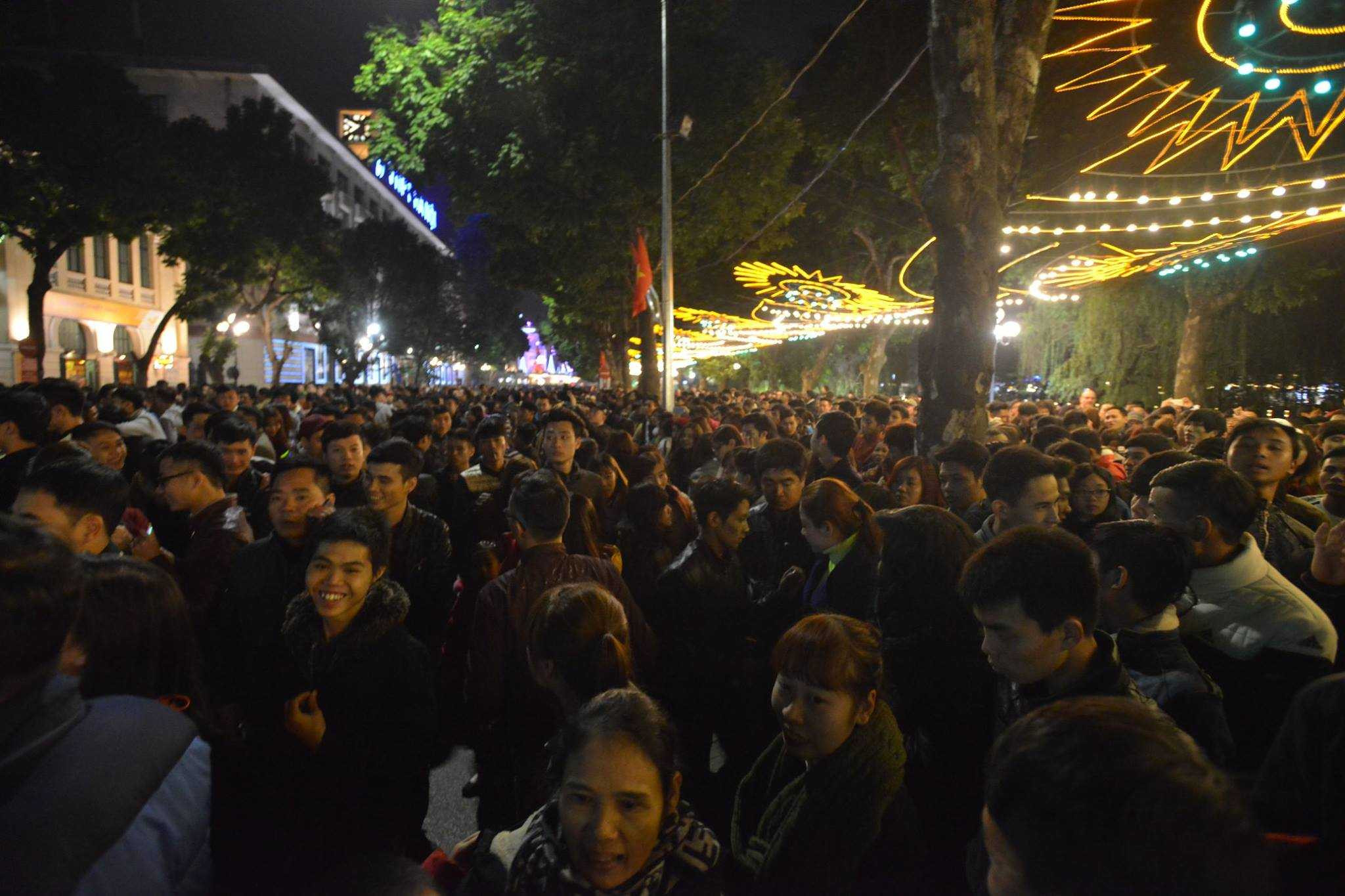 Cả nước lung linh ánh sáng, rộn ràng âm nhạc đón năm mới 2016