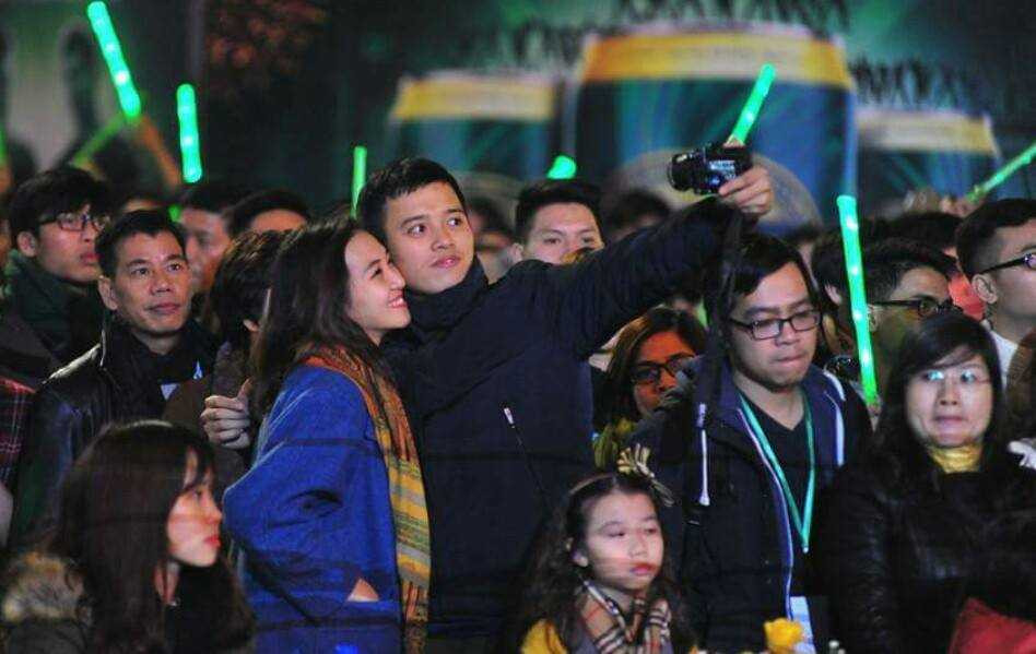 Cả nước lung linh ánh sáng, rộn ràng âm nhạc đón năm mới 2016