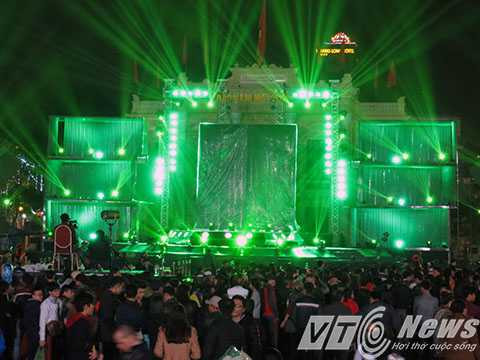 Mới 19h tối, hàng vạn người dân thành phố đã đổ về khu vực diễn ra đêm đại nhạc hội chào năm mới 2016 - Ảnh MK