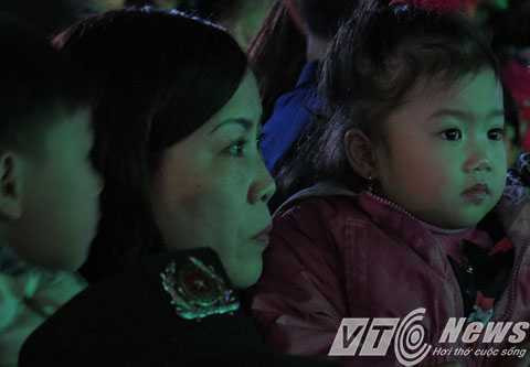 Trẻ em, người lớn đều háo hức chào đón thời khắc khai mạc, biểu diễn nghệ thuật - ảnh MK