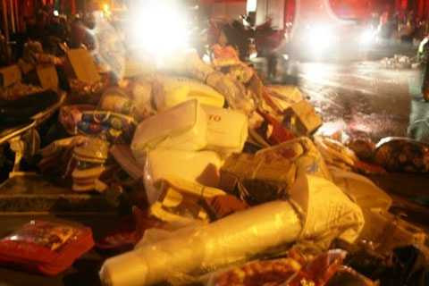 Tiểu thương nháo nhác chạy hàng. Tiểu thương nháo nhác chạy hàng.