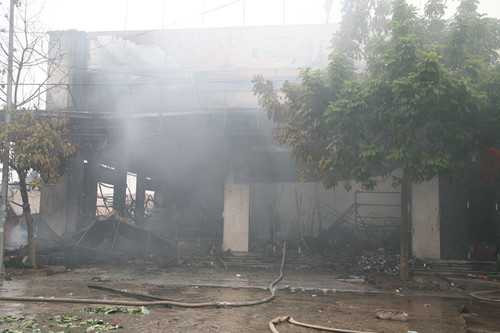 Sau đám cháy, các ki-ốt, gian hàng bị thiêu rụi - Ảnh: Văn Đông