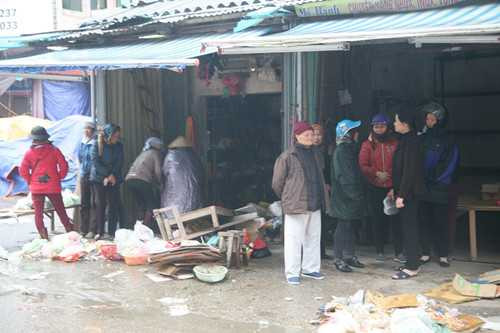 Người dân và tiểu thương trong chợ Phủ Lý vẫn ngỡ ngàng vì vụ cháy - Ảnh: Văn Đông