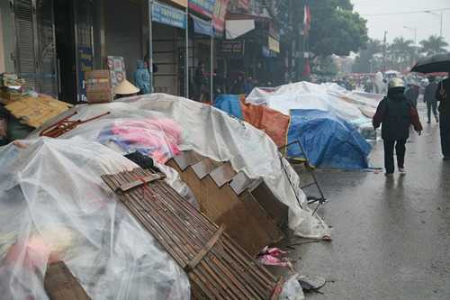 Hàng hóa được cứu thoát khỏi vụ cháy chợ rạng sáng ngày 31.12 - Ảnh: Văn Đông