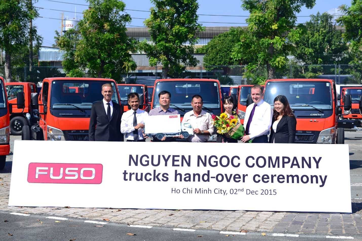 FUSO bàn giao 30 xe tải nhẹ cho khách hàng