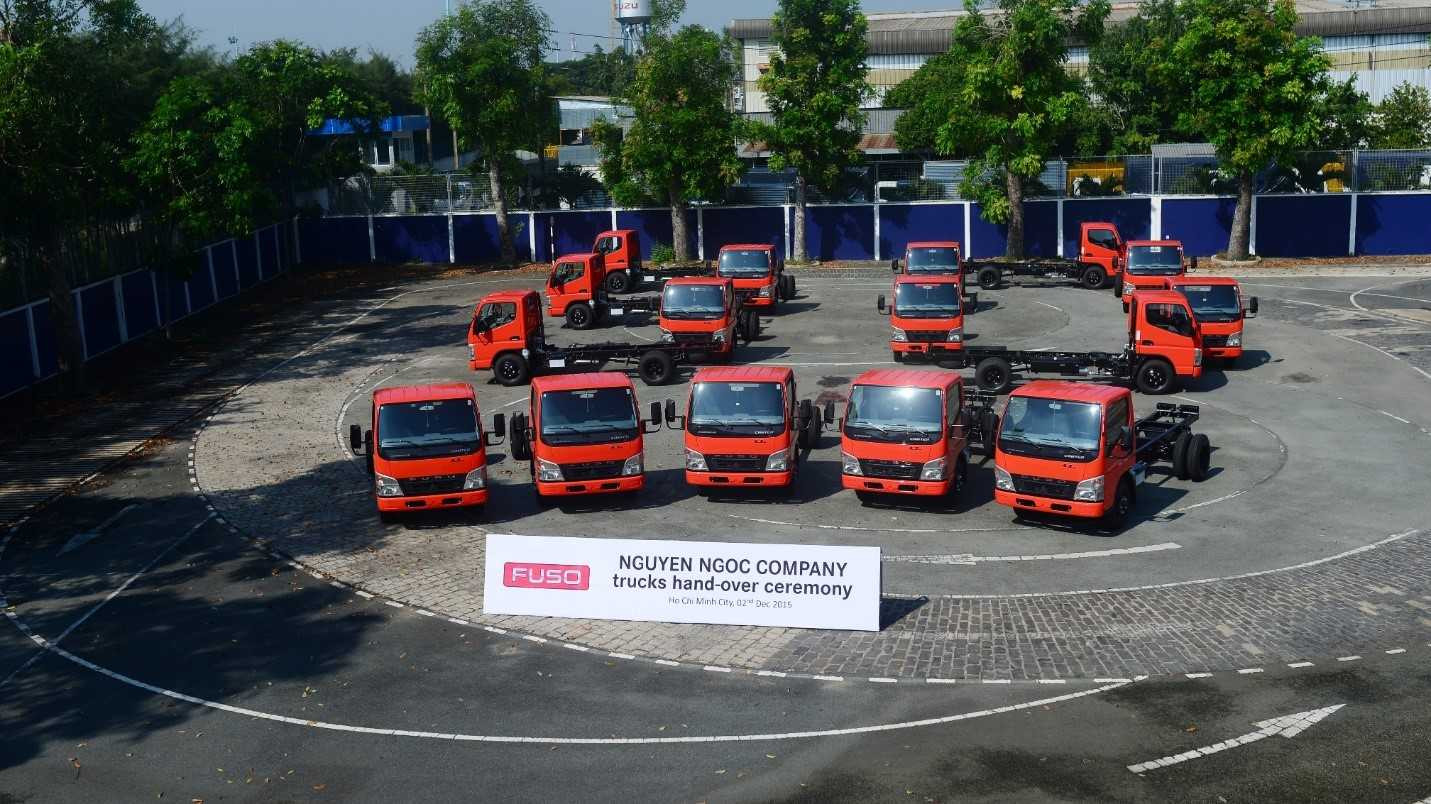 FUSO bàn giao 30 xe tải nhẹ cho khách hàng