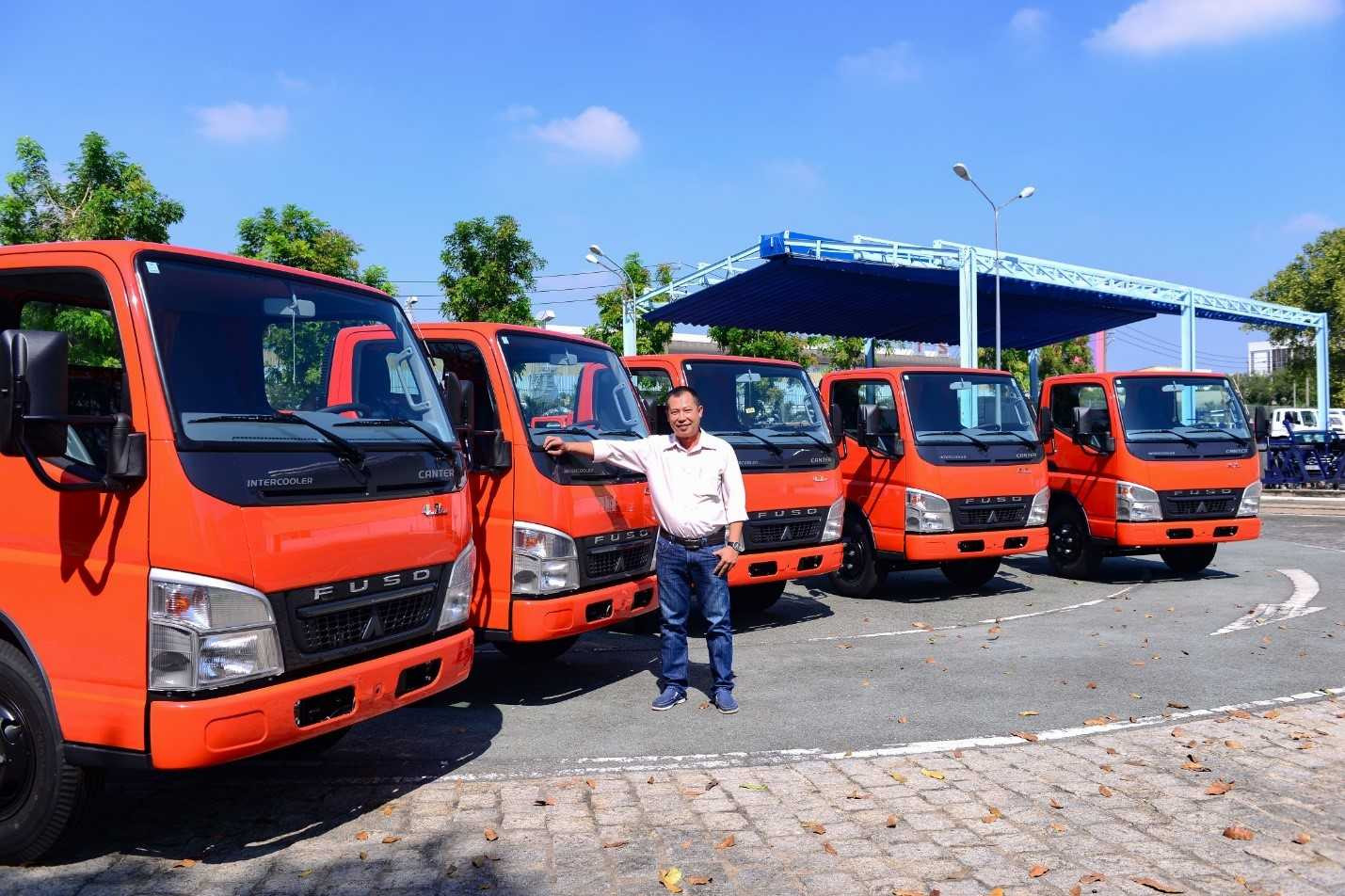 FUSO bàn giao 30 xe tải nhẹ cho khách hàng