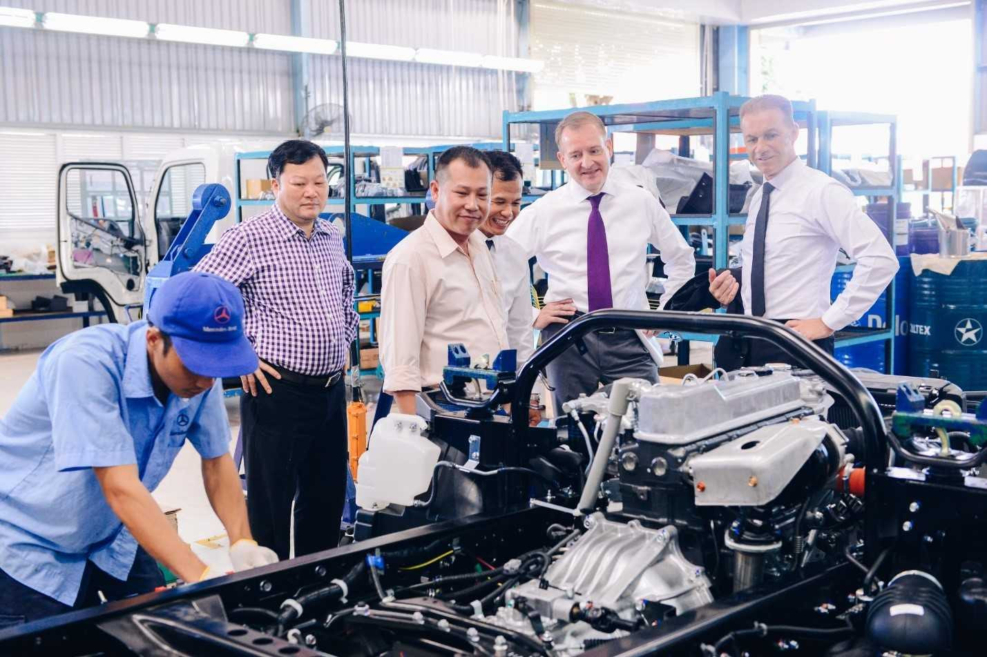 FUSO bàn giao 30 xe tải nhẹ cho khách hàng