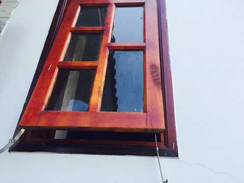 Cửa sổ bên hông ngôi biệt thự được cho là nơi 2 người đột nhập vào trong, ít nhất 2 người khác chờ ở chiếc ôtô đậu bên ngoài. 