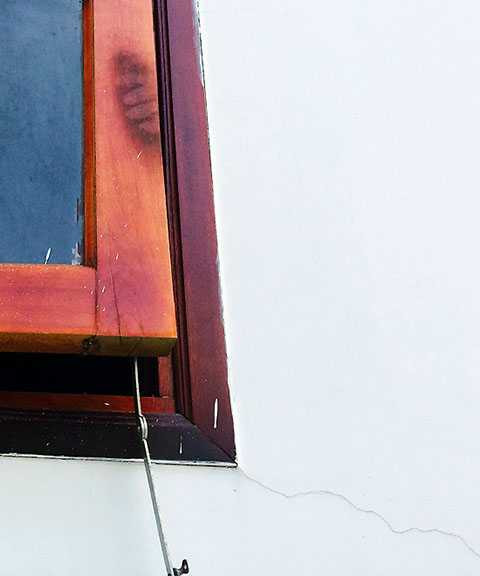 Hai thanh sắt bị chúng bẻ gãy để đẩy cửa chui vào và dấu vết giống như bàn tay xuất hiện trên thành cửa sổ. Theo điều tra ban đầu, nghe tiếng động, ông Út cùng con trai tỉnh giấc, phát hiện kẻ lạ liền tri hô. Hai tên này vội chạy ra hướng cổng. 