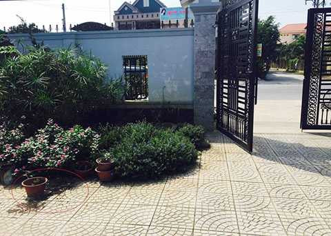 Đến khu vực tiểu cảnh (vòng tròn đỏ), con trai ông Út túm được nam thanh niên và vật nhau với hắn. Bí thư huyện ra hỗ trợ con trai, liền bị tên khác dùng hung khí làm bị thương ở tay. Kẻ đứng ngoài ôtô nã súng vào cha con ông Út để giải vây cho đồng phạm. Cả bọn sau đó lên ôtô phóng về hướng thị trấn Đức Hòa.