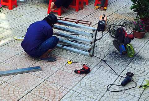 Trong sáng nay gia đình ông Út đã nhờ thợ gia cố khung sắt tất cả các cửa, đề phòng trộm đột nhập. Cảnh sát cũng trích xuất các camera an ninh xung quanh khu vực nhà ông Út, tìm dấu vết tội phạm. 