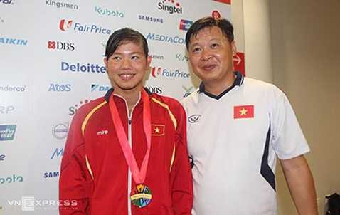 HLV Đặng Anh Tuấn và học trò Ánh Viên gặt hái được nhiều thành tích trong năm 2015