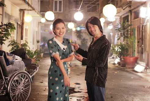 Jolie Phương Trinh và Johnny Trí Nguyễn hẹn hò trong phim.