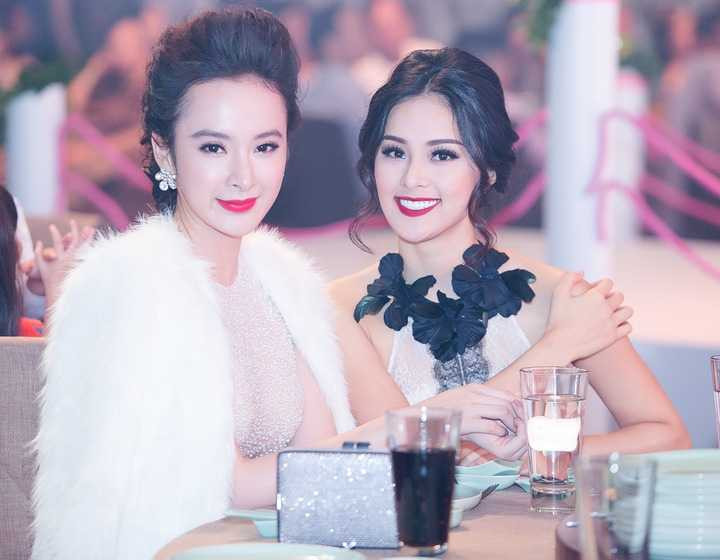 Vừa qua, hai nữ diễn viên Hạ Vi và Angela Phương Trinh là tâm điểm của một bữa tiệc cuối năm diễn ra tại trung tâm TP.HCM. 
