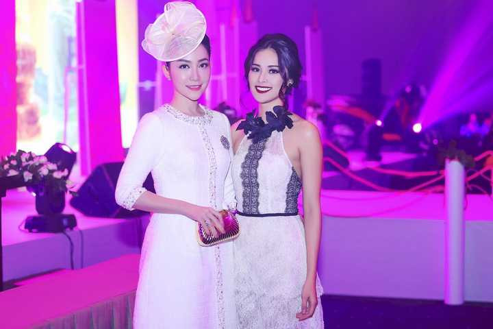 Bạn gái của Cường Đôla vô cùng cuốn hút khi diện một thiết kế ren xuyên thấu của Lâm Gia Khang. 