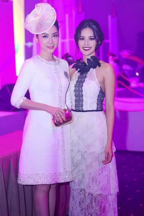 Được biết đây là mẫu mới mất trong BST sẽ trình làng vào năm 2016 của NTK họ Lâm và Hạ Vi là một trong những người đầu tiên được mặc chúng.