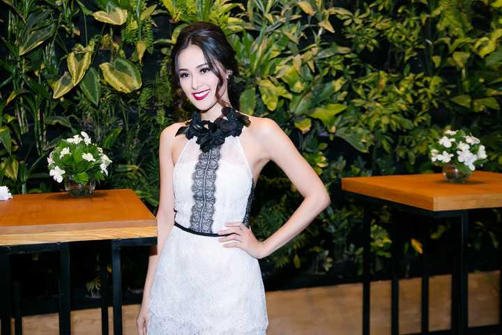 Mặc dù được nhiều đạo diễn phim mời tham gia các dự án lớn nhưng Hạ Vi khá kén chọn, cô muốn khi nhận bất cứ việc gì đều phải toàn tâm toàn ý cho công việc đấy. 