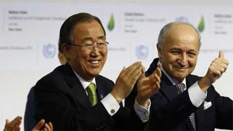 Tổng Thư ký LHQ Ban Ki-moon và Ngoại trưởng Pháp Laurent Fabius cùng các đại biểu hoan nghênh Thỏa thuận Paris