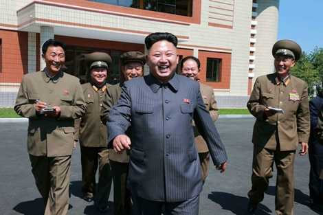 Nụ cười rạng rỡ của ông kim Jong-un khi đi thăm một nhà máy