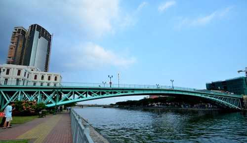 Cầu Mống hướng nhìn từ quận 1 sang quận 2.