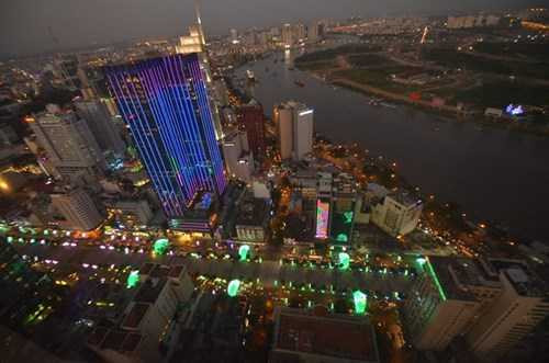 Phố đi bộ Nguyễn Huệ, phía xa là cầu Thủ Thiêm.