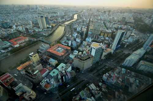 Bên phải là đường Hàm Nghi và bên trái Võ Văn Kiệt chạy dọc theo kênh Tàu Hủ.