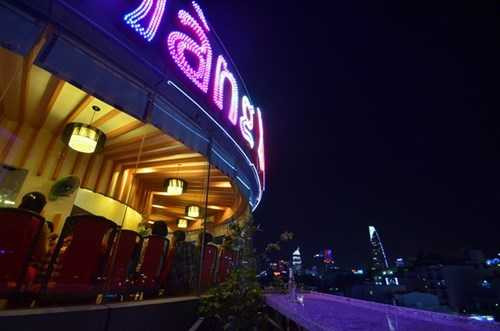 Hướng nhìn từ nhà hàng Xoay khu vực ngã 6 Phù Đổng.