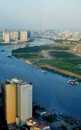 Rất nhiều cơ sở ẩm thực có hướng nhìn về phía sông Sài Gòn đóng trong những tòa nhà cao tầng như Bitexco, Legend,… có dịch vụ đãi tiệc ngắm pháo hoa trong dịp này. Cũng có cả những nhà hàng trên du thuyền neo trên sông Sài Gòn cung cấp dịch vụ này. Nếu có thể ngồi ở những địa điểm này vừa thưởng thức món ăn ngon vừa ngắm pháo hoa bên người thân thì còn gì bằng. Tuy nhiên, giá cả các dịch vụ này thì vô cùng đắt đỏ, không phải là lựa chọn phù hợp cho tất cả mọi người.