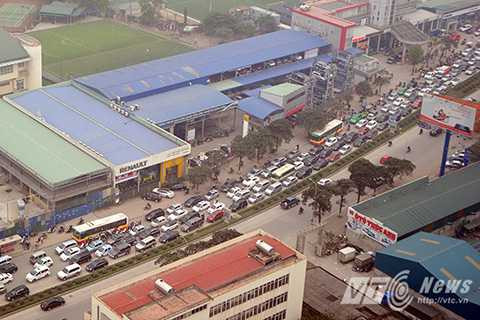 Đoàn xe <a href='https://vtcnews.vn/oto-xe-may.31.0.html' >ô tô</a> ùn tắc nối dài trên đường Lê Văn Lương