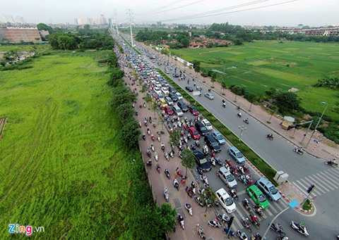 Cảnh ùn tắc kéo dài mỗi sáng trên đường Tố Hữu (Ảnh: Zing News) 