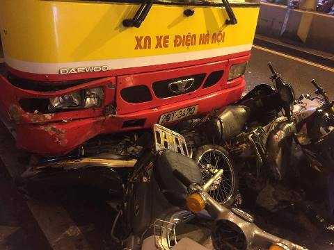 Chiếc xe buýt đè bẹp nhiều xe máy của người đứng trú mưa dưới hầm Kim Liên