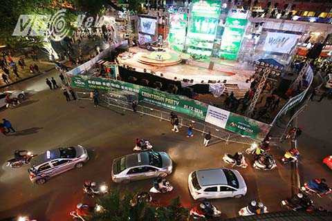 Sân khấu nằm chễm chệ chiếm toàn bộ diện tích của Quảng trường