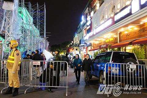 Hai lối đi phía sau đài phun nước bị chặn hoàn toàn.