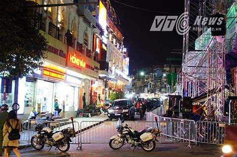 Người dân muốn di chuyển dọc theo hồ Gươm nay phải đi vòng qua phố Hàng Dầu – Lò Sũ – Đinh Tiên Hoàng.