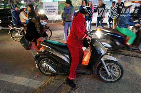 Những tấm sắt lớn được BTC chương trình chắn giữa đường nhằm bảo vệ hệ thống dây điện chạy bên dưới.