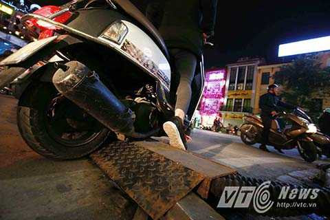 Những tấm sắt có kích thước lớn quá khổ khiến nhiều <a href='https://vtcnews.vn/oto-xe-may.31.0.html' >ô tô</a>, xe máy, xe đạp điện có lốp nhỏ gặp nhiều khó khăn, thậm chí mắc kẹt.