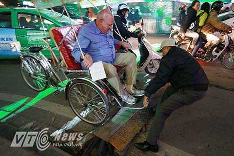 Người lái xe xích lô này phải rất vất vả mới kéo được chiếc xe cùng vị du khách vượt chướng ngại vật.