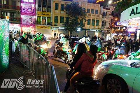 Không có người điều tiết giao thông, một số người dân đi ngược chiều vào giữa dòng xe đông đúc khiến giao thông qua khu vực này trở nên lộn xộn.