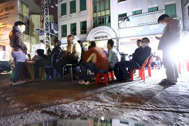 Tối 30/12, nhiều người đã tập trung về vỉa hè trước Trung tâm Y tế dự phòng Đà Nẵng (số 315 đường Phan Chu Trinh, quận Hải Châu) để chờ nhận phiếu tiêm văcxin dịch vụ 5 trong 1 Pentaxim.