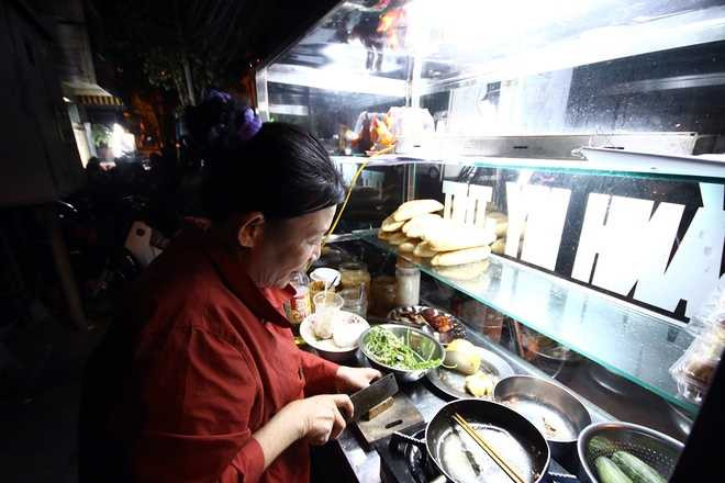 Một cửa hàng bán bánh mì đêm cạnh trung tâm cũng được dịp đắt khách. Tuy nhiên, chủ quán chỉ lấy đúng giá 10.000 đồng mỗi ổ.