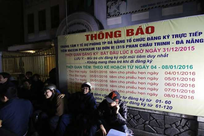 Đợt này, Đà Nẵng được Bộ Y tế phân bổ 600 liều văcxin 5 trong 1 Pentaxim. Rút kinh nghiệm cảnh chen lấn như ở Hà Nội và TP HCM, Trung tâm Y tế dự phòng Đà Nẵng đã gắn bảng thông báo chỉ nhận đăng ký trực tiếp, không đăng ký qua mạng.