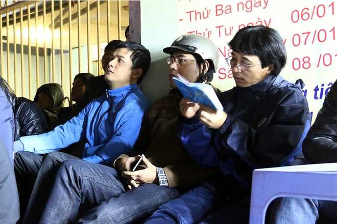 Nắm bắt thông tin này, các bậc cha mẹ không đem con nhỏ theo mà thay phiên nhau đến trực sẵn trước cổng Trung tâm Y tế dự phòng.