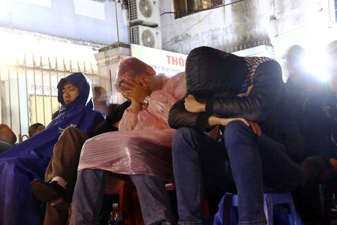 Tuy nhiên đến khoảng 1h sáng 31/12, nhiều người đã ngủ gục. Việc tiêm chủng sẽ được chia làm 5 đợt, từ ngày 4 đến 8/1/2016, mỗi ngày tiêm cho 120 cháu. Trung tâm Y tế dự phòng Đà Nẵng là địa chỉ duy nhất thực hiện tiêm chủng đợt này.